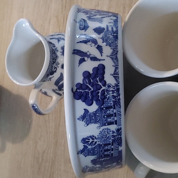Vintage Churchill Blue Willow set of dishware - Picture 5 of 6